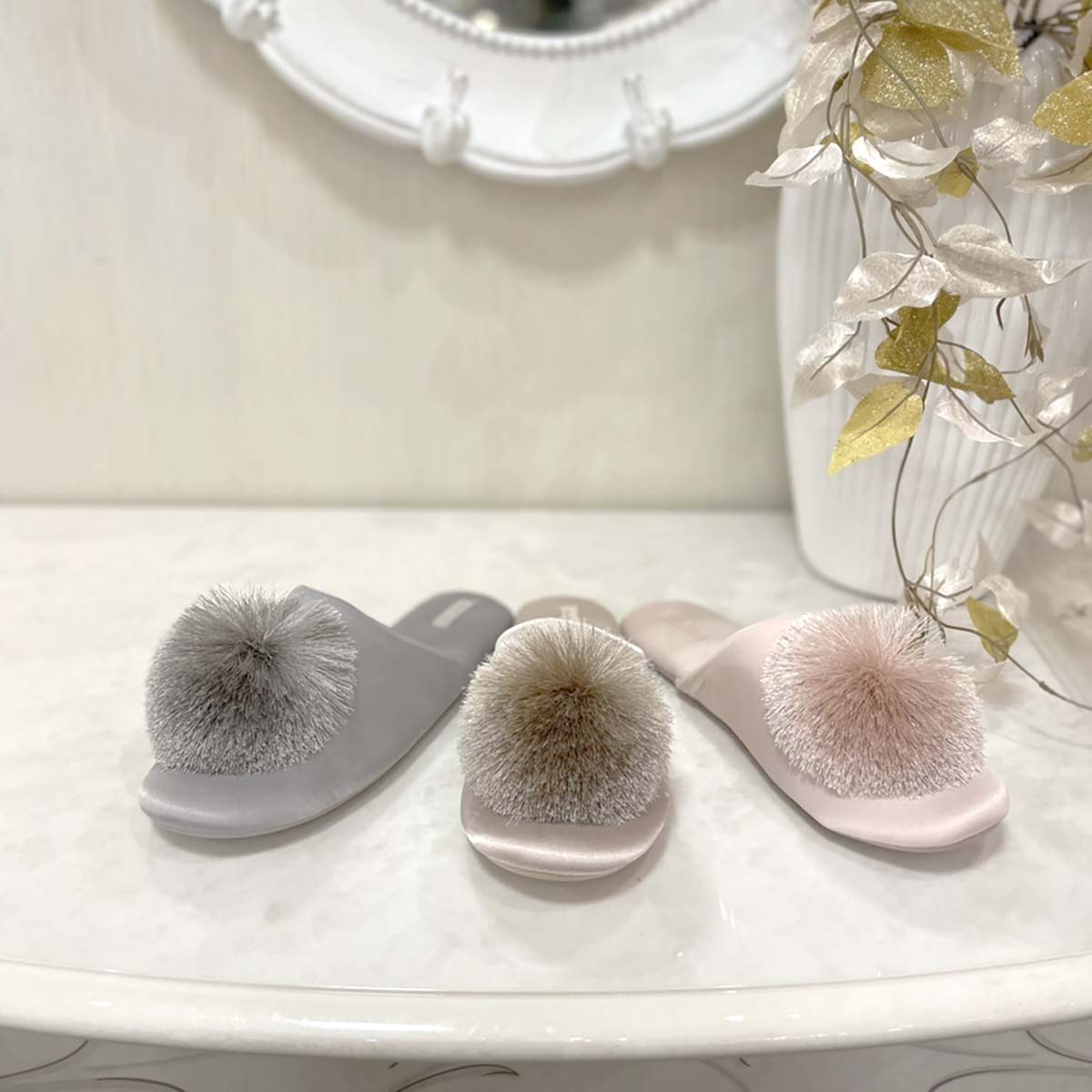BONBONスリッパ(ベージュ)ポンポン飾りとくすみカラーのおしゃれスリッパ