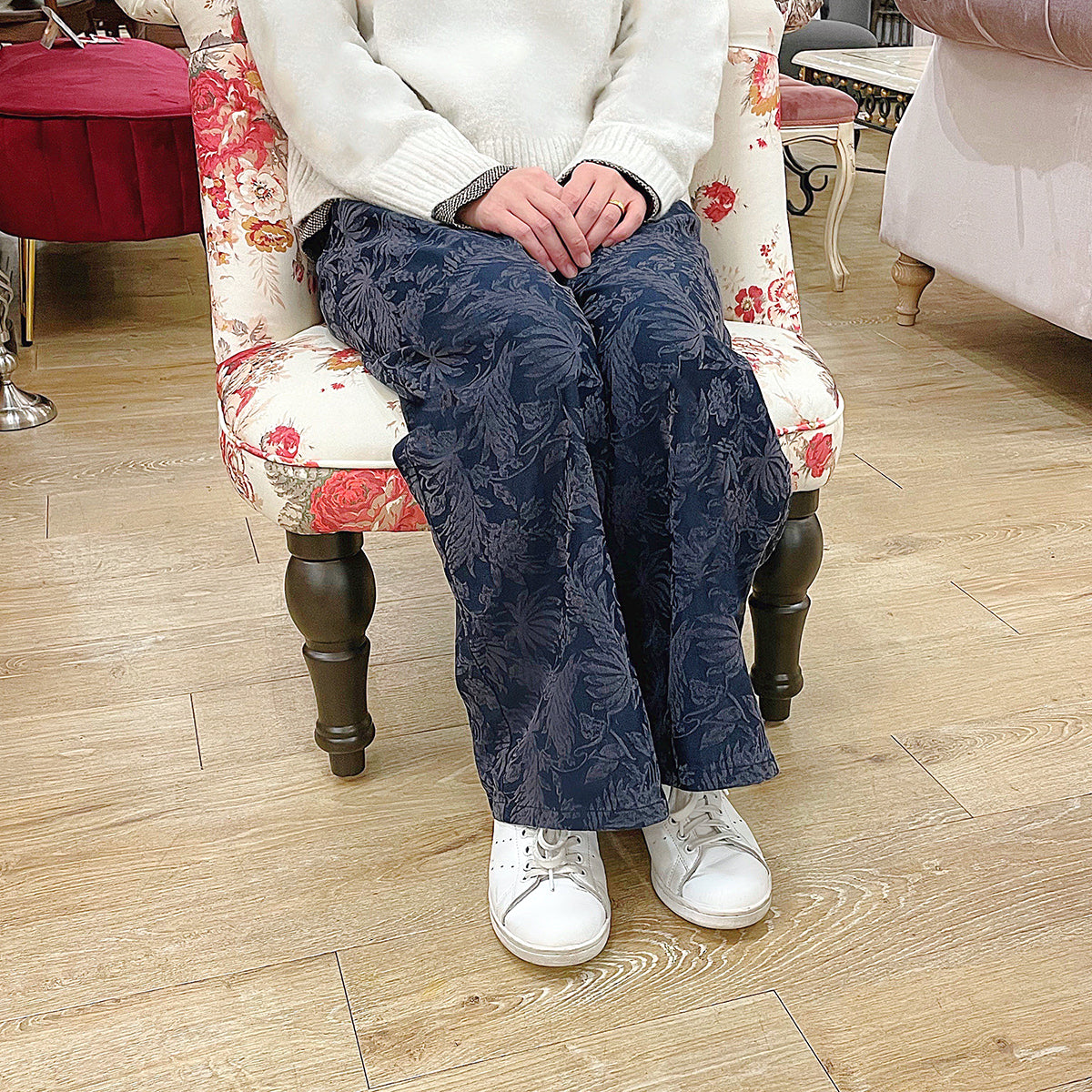 座面の低いゆったり一人掛けチェア/座面が広くておしゃれなデザイン(大人かわいいフラワー柄)
