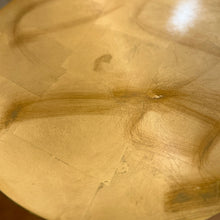 画像をギャラリービューアに読み込む, アクセントになるサイドテーブル/ゴールドのモダンクラシックなパイナップルデザイン
