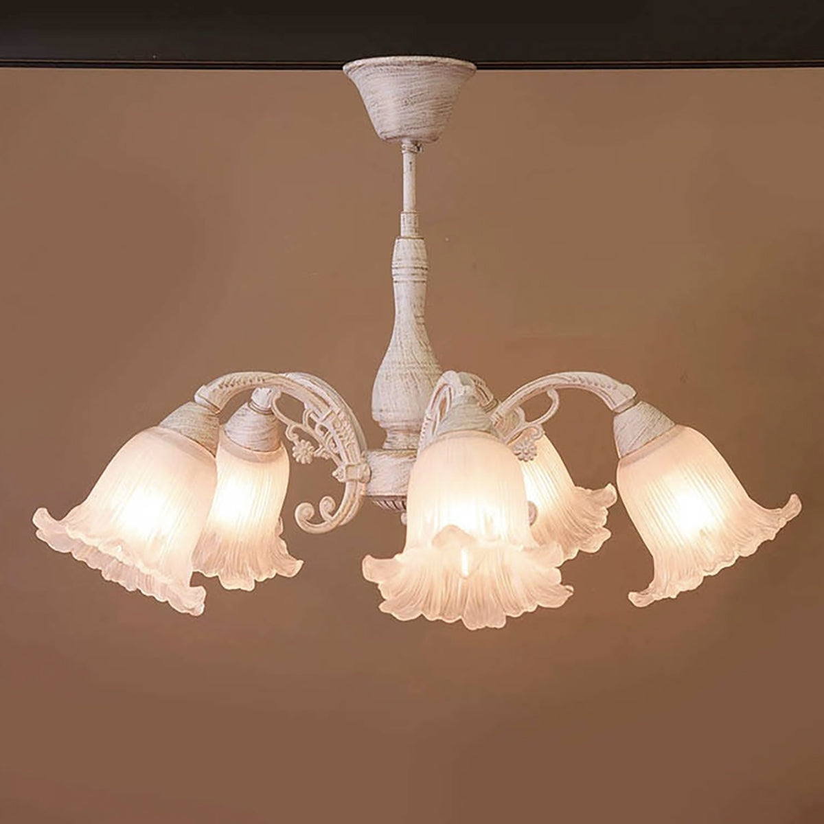 おしゃれでクラシカルなシーリングシャンデリア5灯 / ガラスシェード × アイアンフレーム（アンティークホワイト）