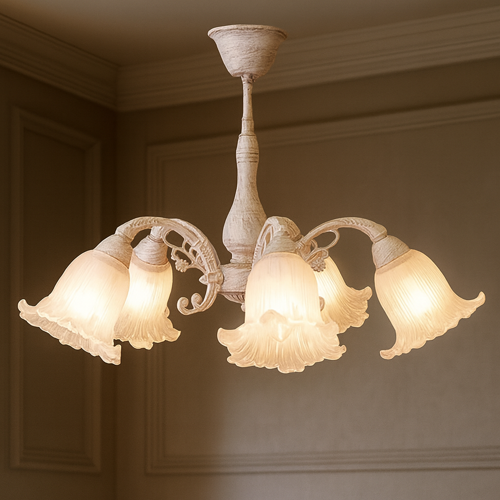 おしゃれでクラシカルなシーリングシャンデリア5灯 / ガラスシェード × アイアンフレーム（アンティークホワイト）