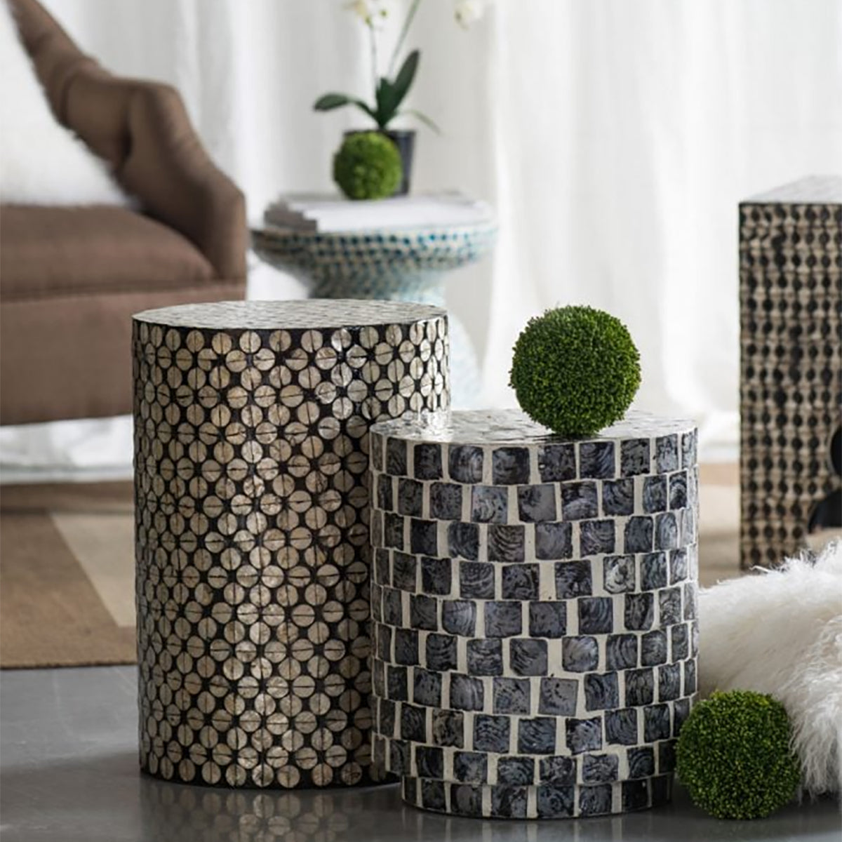 スツール / サイドテーブルや花台にも ブラックのおしゃれなシェルスツール