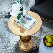 画像をギャラリービューアに読み込む, アクセントになるサイドテーブル/ゴールドのモダンクラシックなパイナップルデザイン
