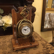 画像をギャラリービューアに読み込む, イタリア Capanni（カパーニ）社製、おしゃれなデザインが目をひく古木と真鍮の置時計
